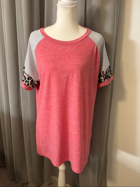 adibosy Tops - Coral Pink Short-Sleeve Raglan Tee with Striped & Leopard Trim